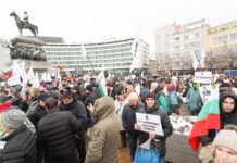 Полицаи блокират протестиращи срещу властта, докараха водно оръдие пред НС