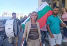 Знаменосец на Мая Манолова се присламчи към „Възраждане“