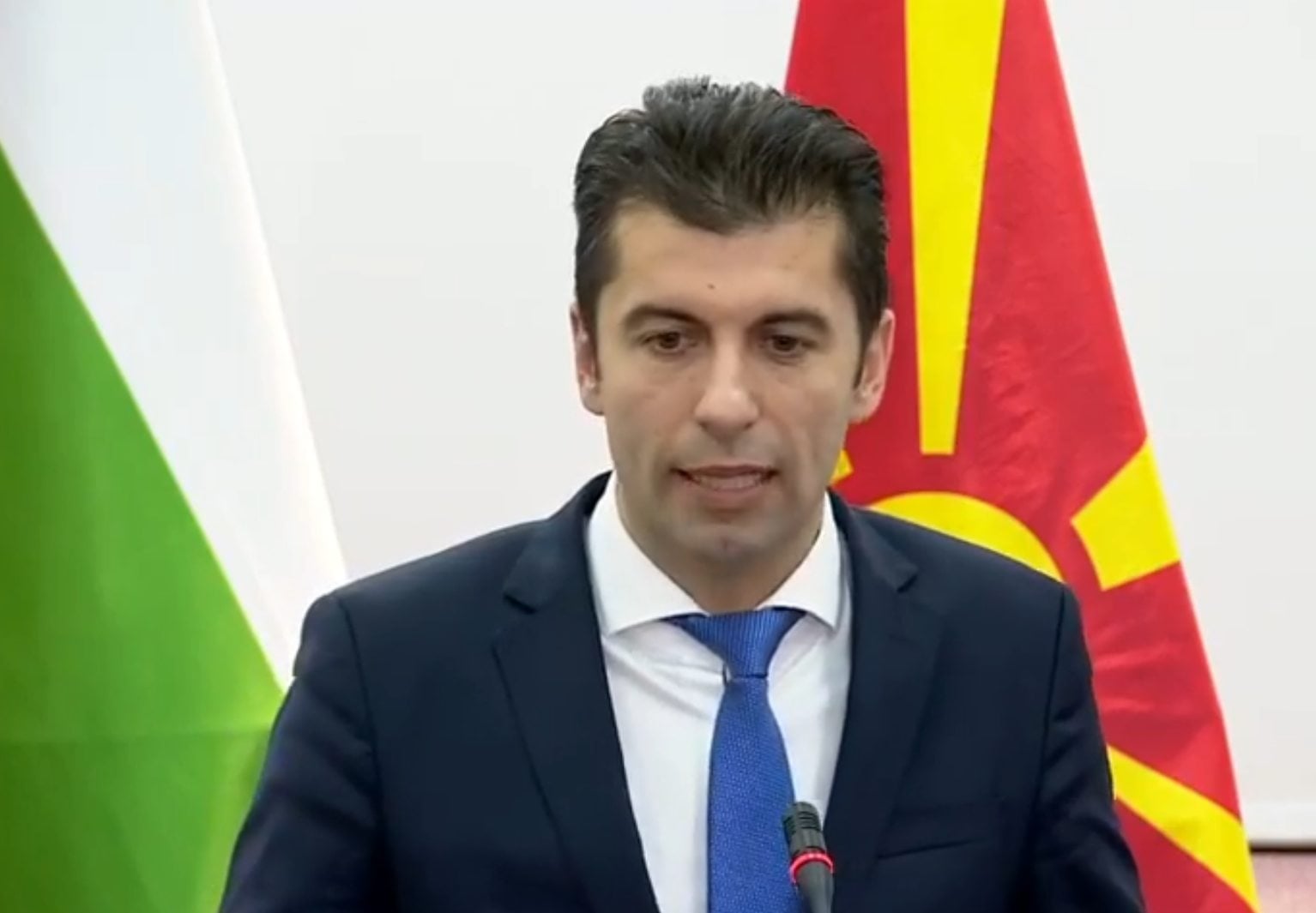 Премиерът Кирил Петков отрече важността на темата за РС Македония