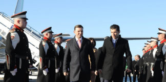 Можеха да пратят чистачката на летището да го посрещне. То бива позор…