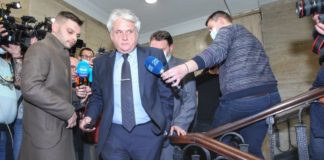 Да дрънкаш небивалици и да пробутваш внушения няма нищо общо с политическото говорене