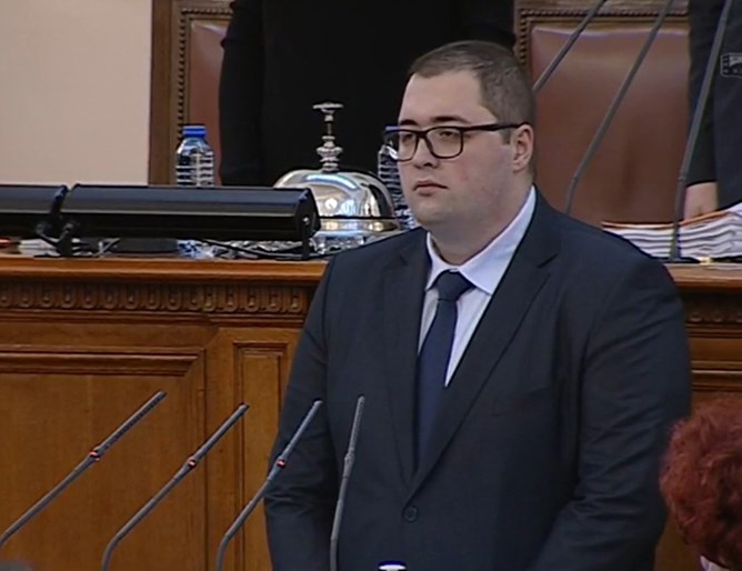 IT специалистът и учител Деян Петков се закле като депутат