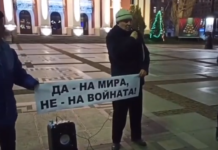 Военният министър отиде да се ръкува с протестиращи срещу НАТО (ВИДЕО)