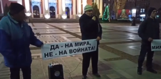 Военният министър отиде да се ръкува с протестиращи срещу НАТО (ВИДЕО)