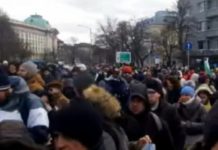Протестът пред НС: Оставка! Национални предатели, искаме свобода!