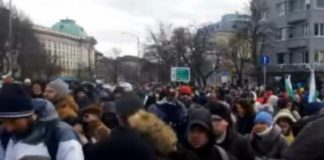 Протестът пред НС: Оставка! Национални предатели, искаме свобода!