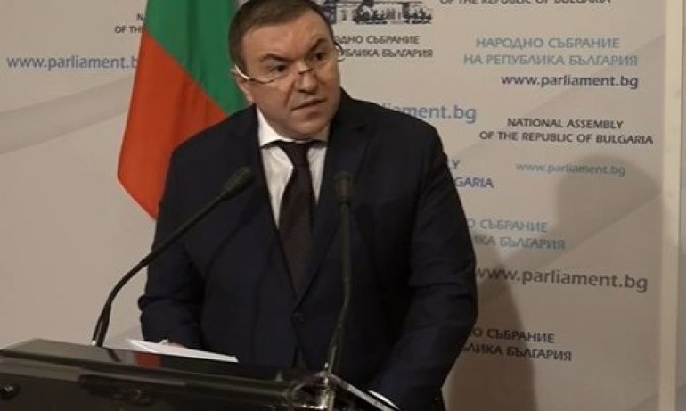 Проф Костадин Ангелов фейсбукБългарският министър председател спешно трябва да започне да
