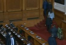 Радев и Йотова положиха клетва, ГЕРБ напуснаха залата по време на речта на президента