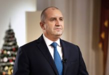 Радев трети ден не ратифицира закона за „Лукойл“. Чий интерес защитава?