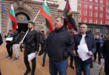 Протестиращи изгориха сметки за ток, парно и храни пред МС след автошествие в София