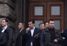 Викове „Оставка“ и мощни освирквания за Кирил Петков на протеста на „Възраждане“