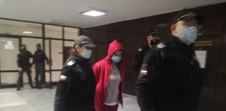 Подсъдима за убийството на двете си деца припадна в съда