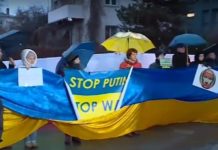 Протест пред руското посолство в София