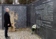 Фотошоп ли е? Не, в началото на втория си мандат Радев се сети за хилядите жертви на комунистическия терор