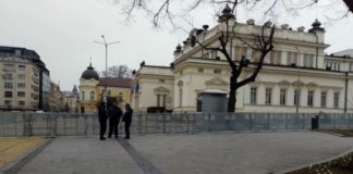 Страх лозе пази! Полицията загради отдалеч парламента преди акцията на „Възраждане“