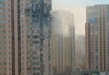 Руска ракета удари жилищен блок в Киев, украинци палят бойните машини на окупатора с коктейли „Молотов“ (ВИДЕО)