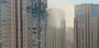 Руска ракета удари жилищен блок в Киев, украинци палят бойните машини на окупатора с коктейли „Молотов“ (ВИДЕО)