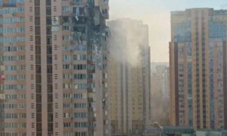 Ракета e ударила жилищна сграда в Киев, съобщава агенция УНИАН.