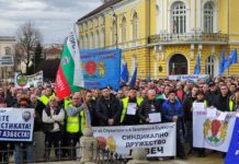 Полицаи и надзиратели опъват протестни палатки под прозорците на Асен Василев