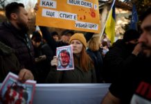 Протестиращи блокираха улицата пред руското посолство