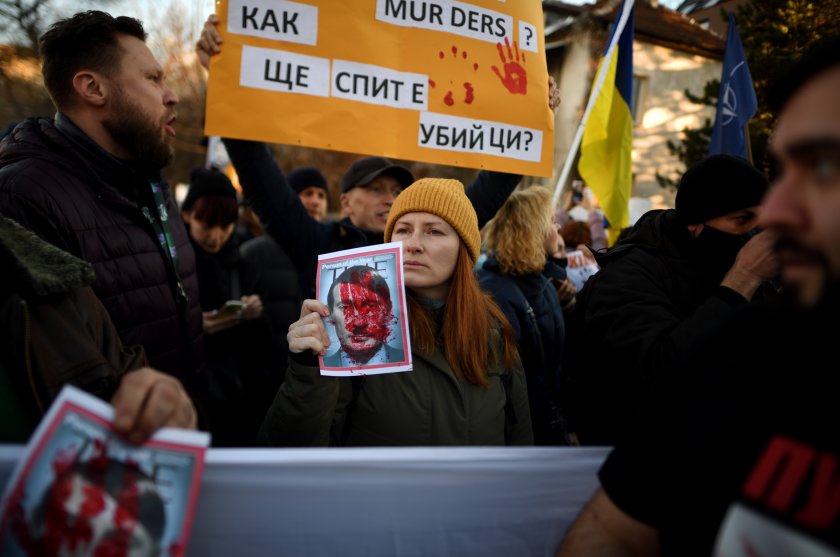 Протест пред Руското посолство в София започна в 17 часа