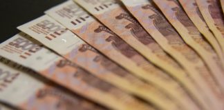 Рублата поевтиня с почти 30% спрямо долара