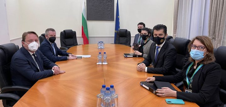 Министър председателят Кирил Петков проведе среща с европейския комисар по съседство