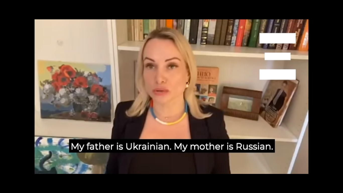 Марина Овсяникова служителката на руската държавна телевизия Първи канал която