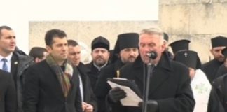 С освирквания и викове „оставка“ посрещнаха Кирил Петков на Шипка