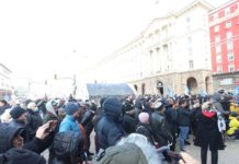 Протестът на ГЕРБ се премести пред МВР, после ще мине покрай дома на премиера Петков