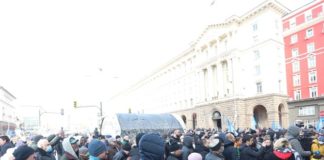 Протестът на ГЕРБ се премести пред МВР, после ще мине покрай дома на премиера Петков