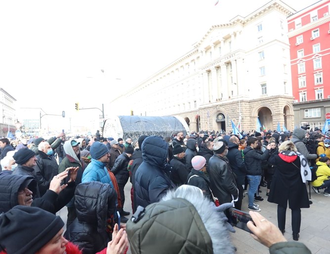 Протестът на ГЕРБ се премести от триъгълника на властта пред