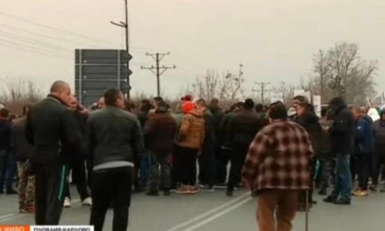 Производители на плодове и зеленчуци блокираха пътя Пловдив – Карлово