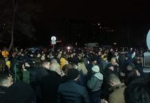 Стотици членове и симпатизанти на ГЕРБ блокираха сградата на полицията