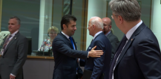 Какво казва този невъзпитан жест на интимничене?