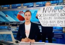 Пробиха официоза на Путин – момиче се появи с плакат „Не на войната“ зад кадър (ВИДЕО)