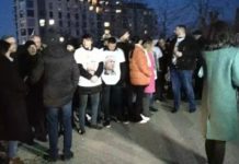 Протестиращи пред Националната полиция носят дамаджана за Рашков