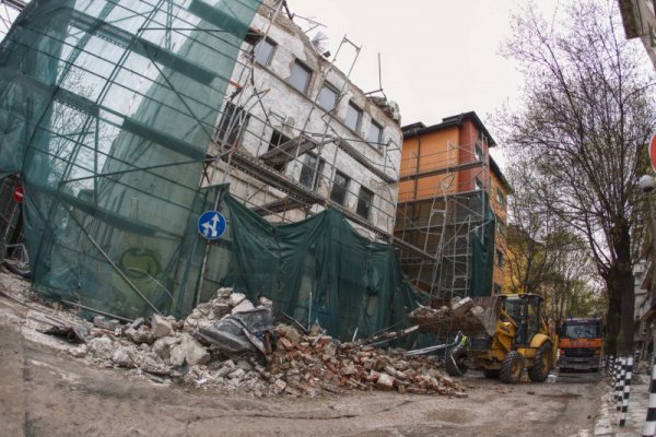 След като фасада на сграда се срути върху улица 8222 Асен