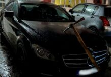 Колата на общинар от „Възраждане“ осъмна със забита кирка