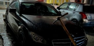 Колата на общинар от „Възраждане“ осъмна със забита кирка