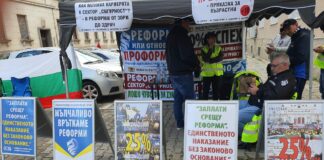 Полицаите в нова протестна акция: „Сватбени костюми или униформи“