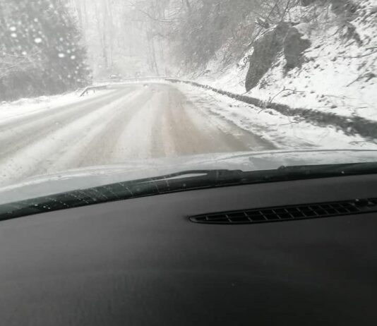Автомобили са закъсали заради силния сняг край Пампорово