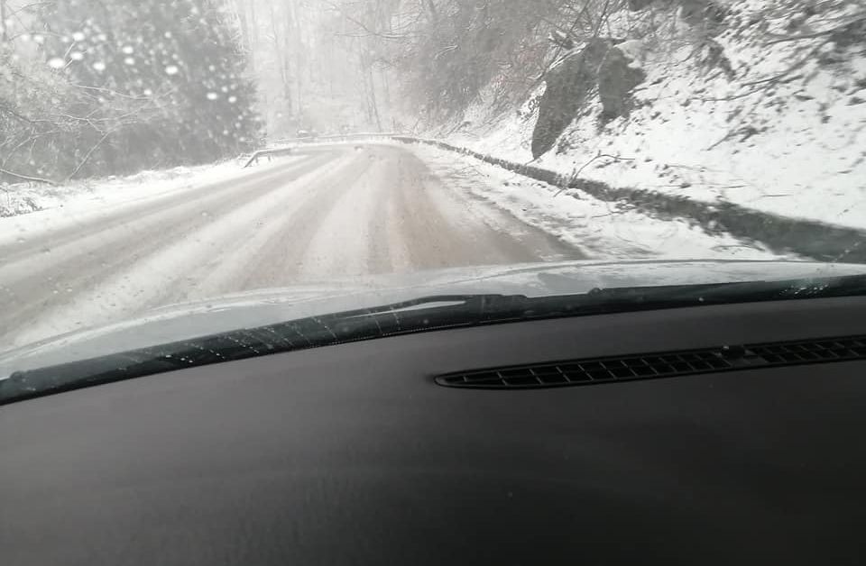 10 см снежна покривка на прохода Петрохан“. Температурата в района