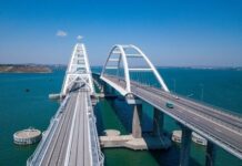 Част от Кримския мост пропадна, има загинали