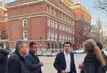 Премиерът се снима с полицаи в София, според Никола Минчев той е на границата