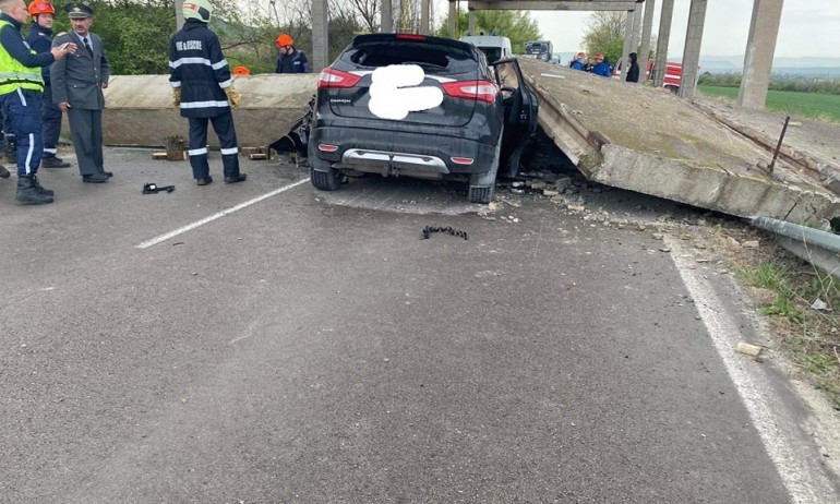 Част от мостово съоръжение на пътя Девня-Суворово падна и затисна