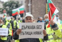 Пътните строители отново на протест, паркираха камиони пред Народното събрание