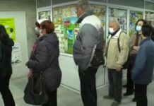 Пенсионери чакат с часове за великденските добавки