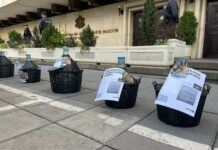 Младежите на ГЕРБ занесоха на Рашков дамаджани, опаковани с НПК (ВИДЕО)