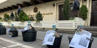 Младежите на ГЕРБ занесоха на Рашков дамаджани, опаковани с НПК (ВИДЕО)